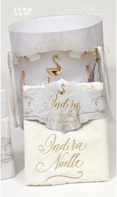 Trusou botez alb cu auriu deosebit de elegant cu lebade gold si broderie customizata Gold Swan 3